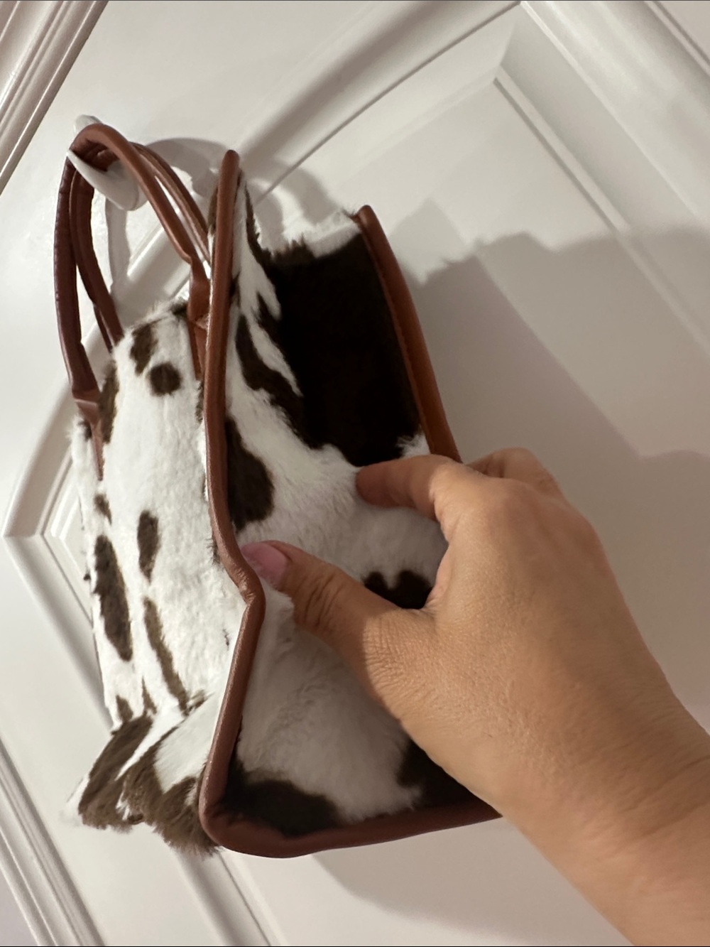 SHEIN Brown & White Cowhide Faux-Fur Tote - Picture 4 of 9